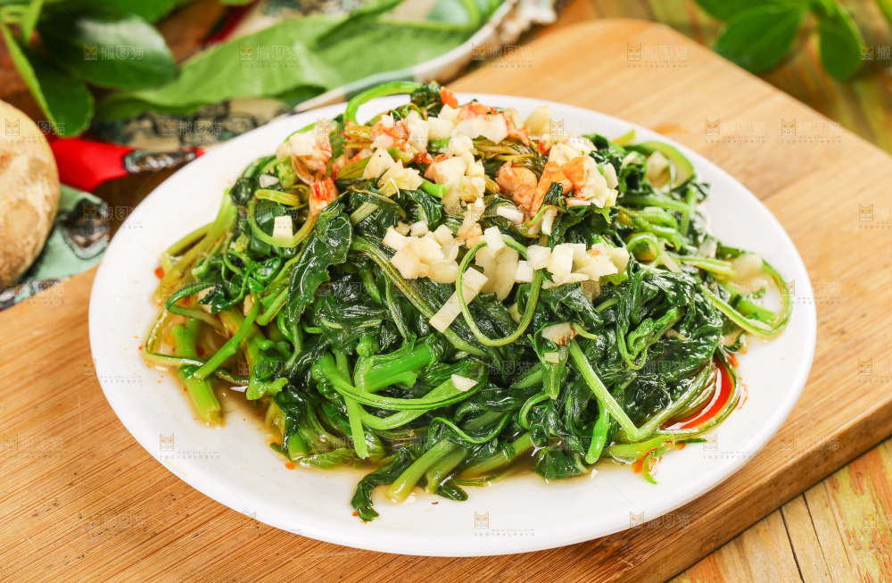 木板上放着一盘炒蒜泥苋菜