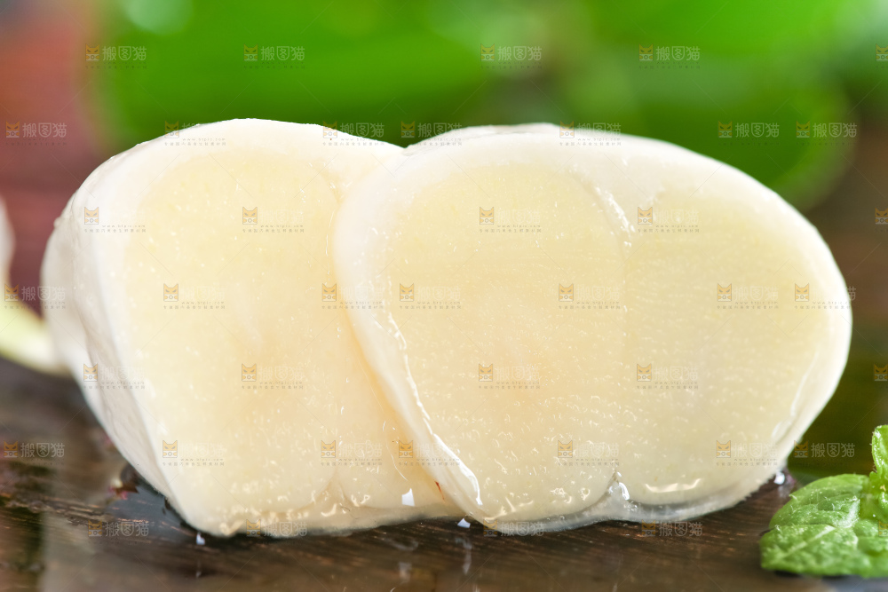木垫上放着云南紫皮大蒜