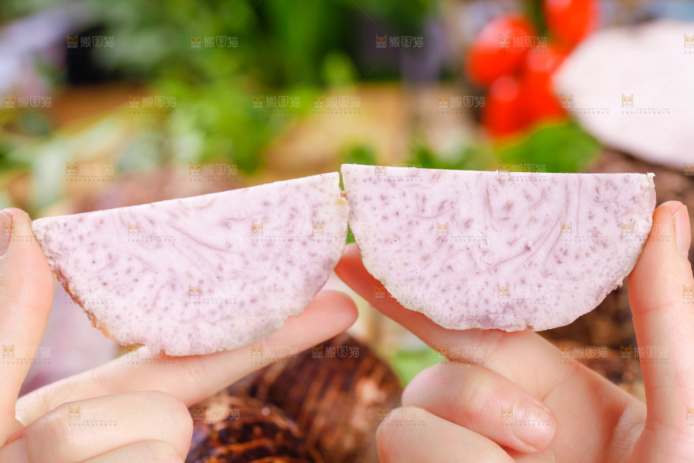 手里拿着紫藤芋头