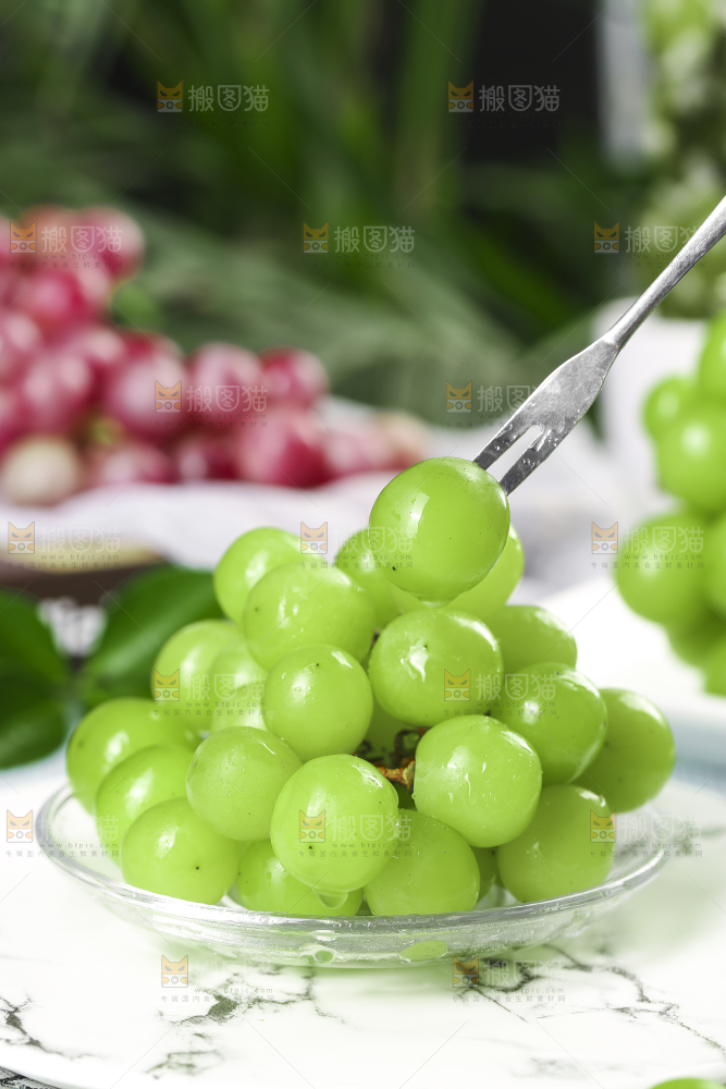 叉子插着无籽青提