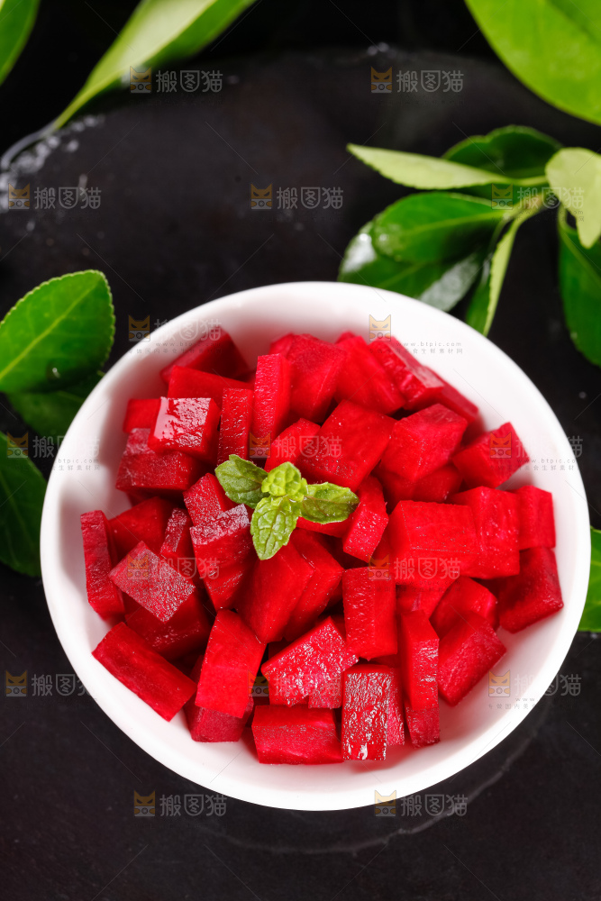 盘子里装着切丁的甜菜根
