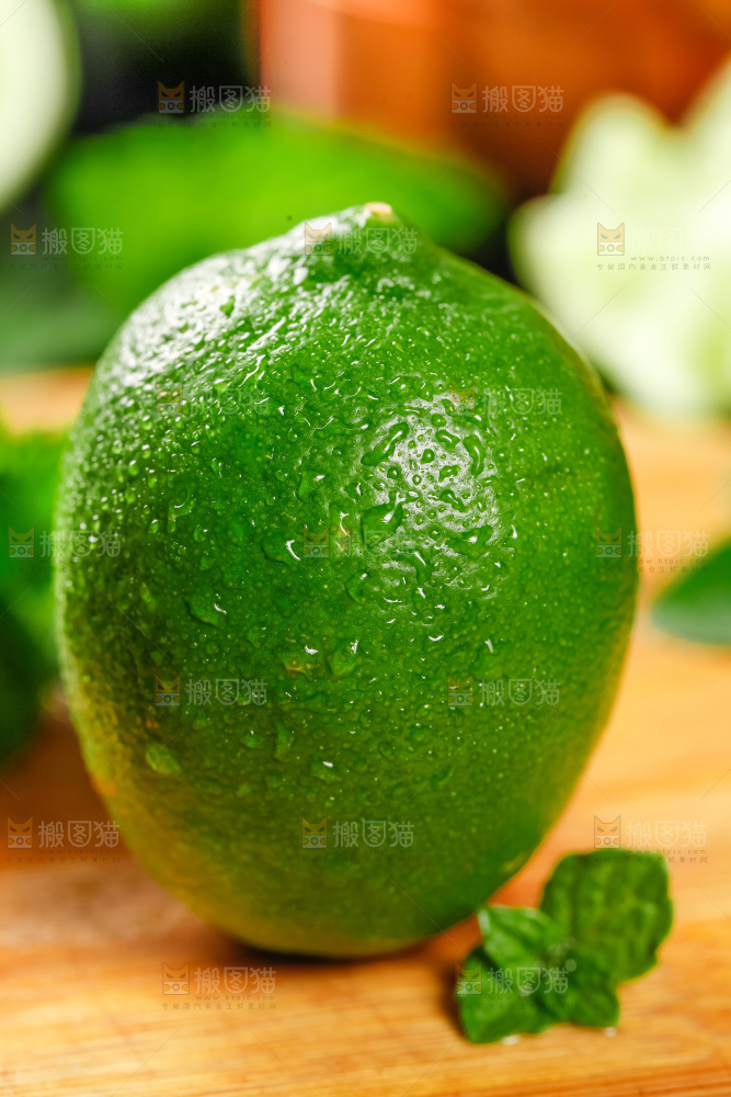 木垫上放着无籽青柠檬