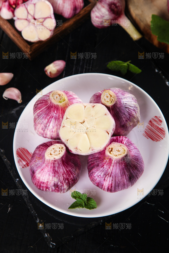盘子里装着紫皮大蒜