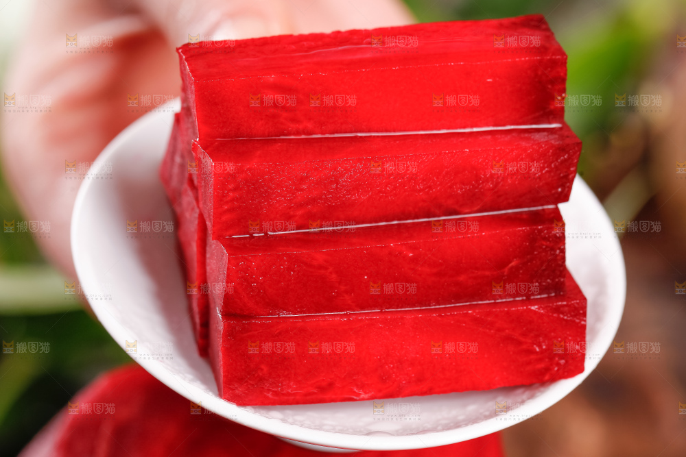 盘子里装着切丁的甜菜根