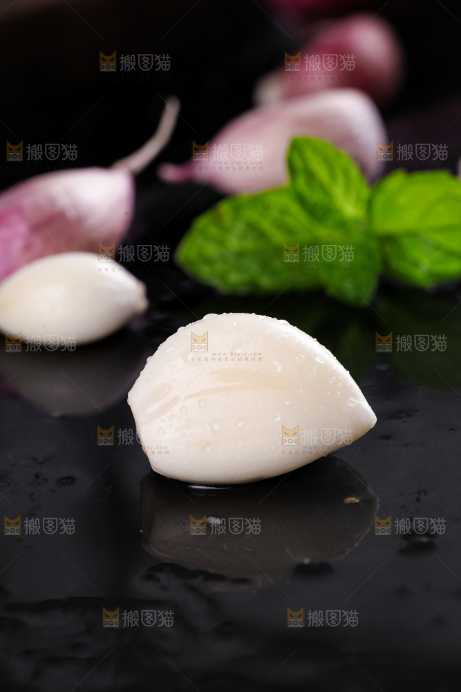 黑石板上放着紫皮蒜