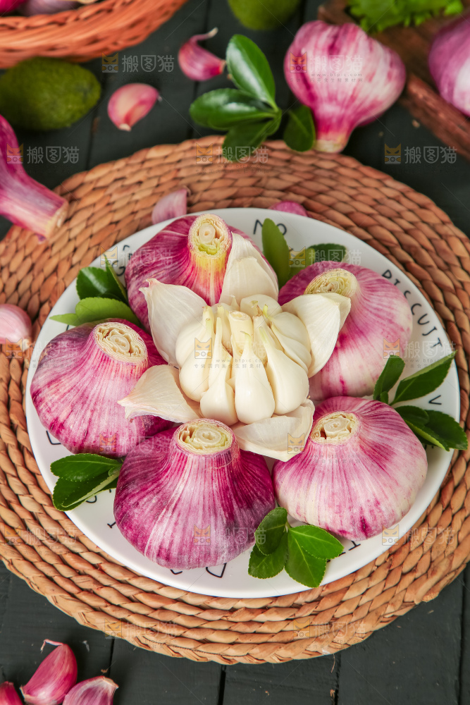 盘子里装着紫皮蒜