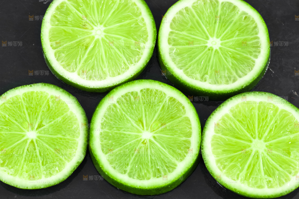 黑石板上放着切开的薄皮青柠檬