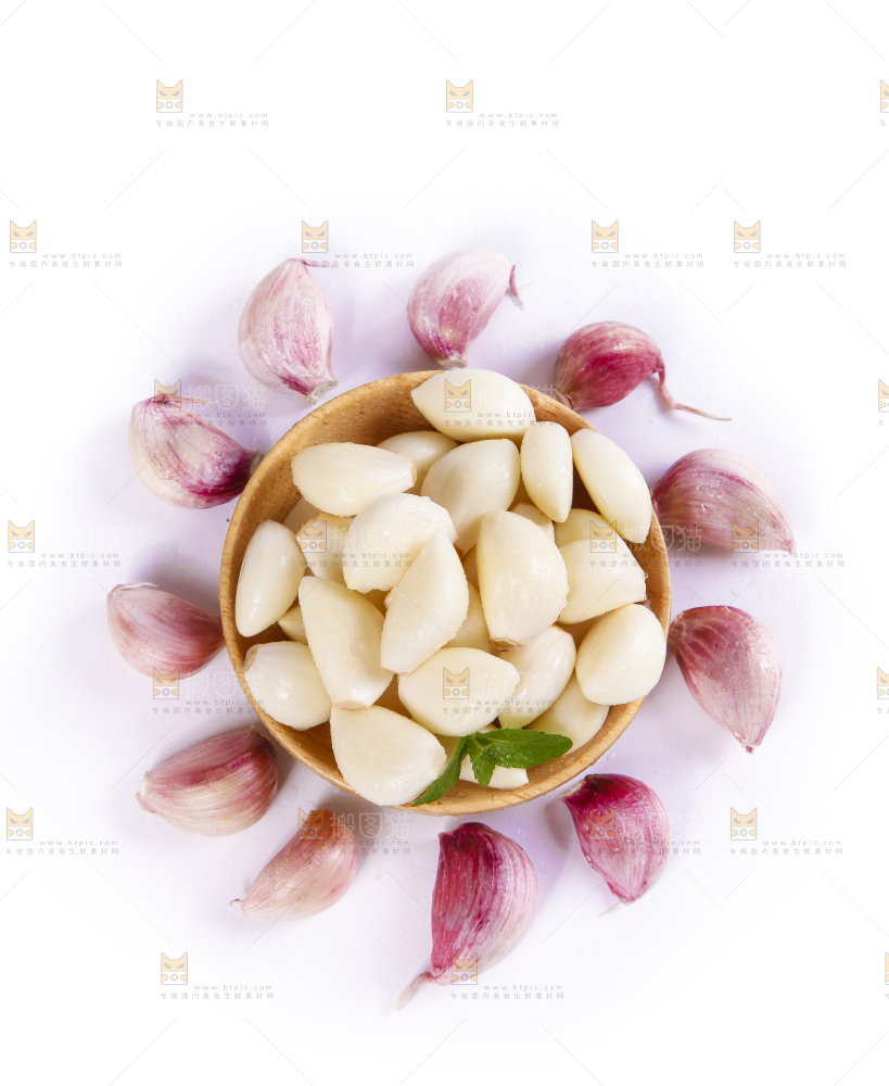 盘子里装着剥开的紫皮蒜
