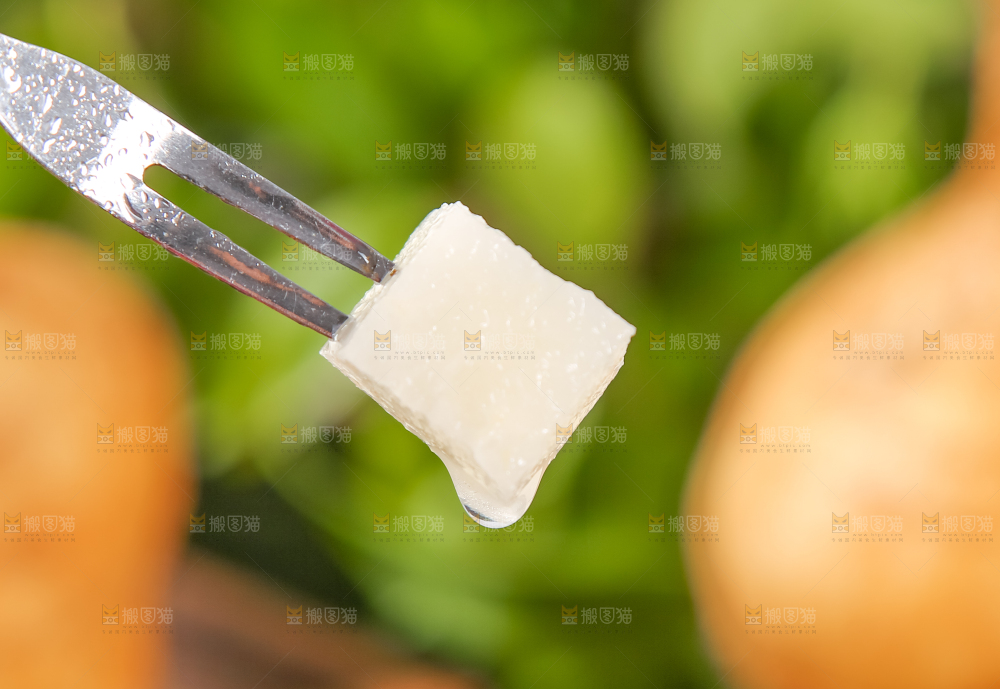 叉子插着切块的白凉薯