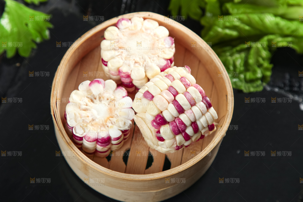 竹笼放着花玉米