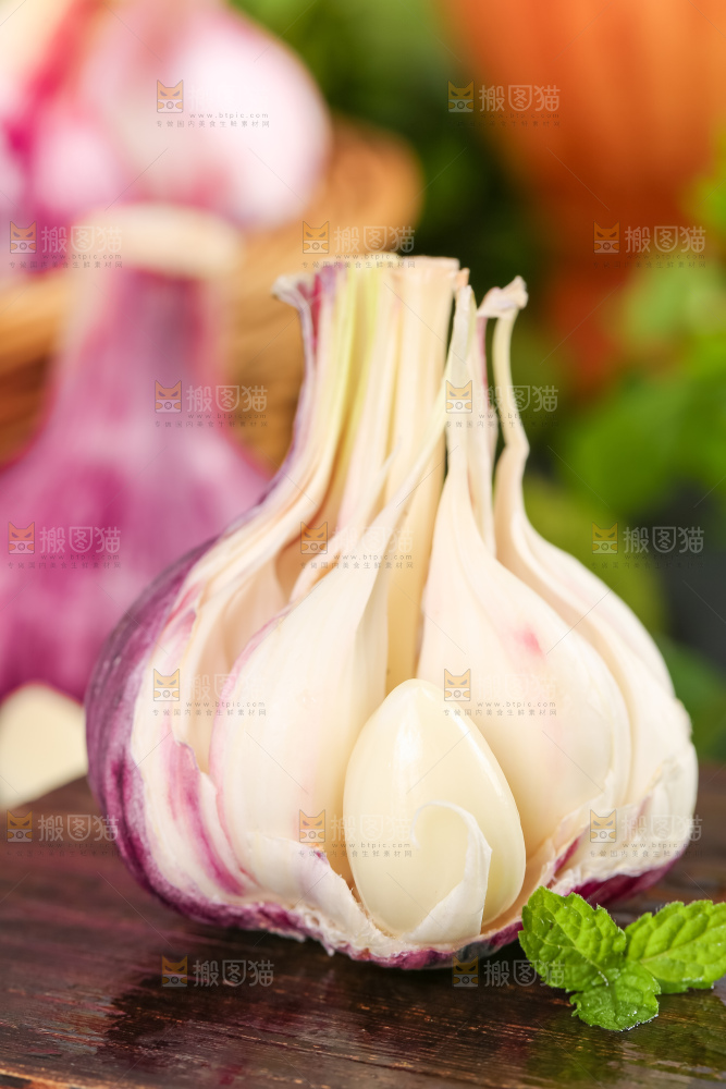 木垫上放着云南紫皮大蒜
