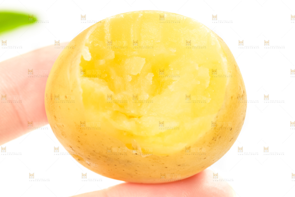 手里拿着小土豆