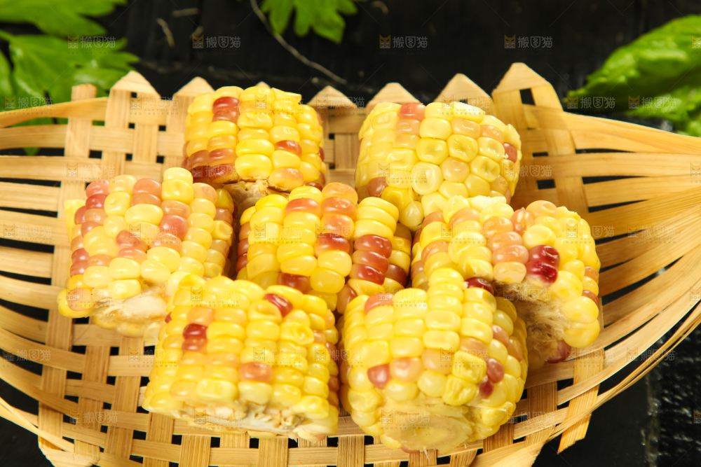 竹篮里放着糯玉米