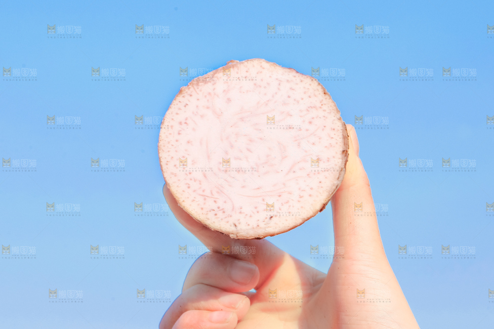 手里拿着紫藤芋头