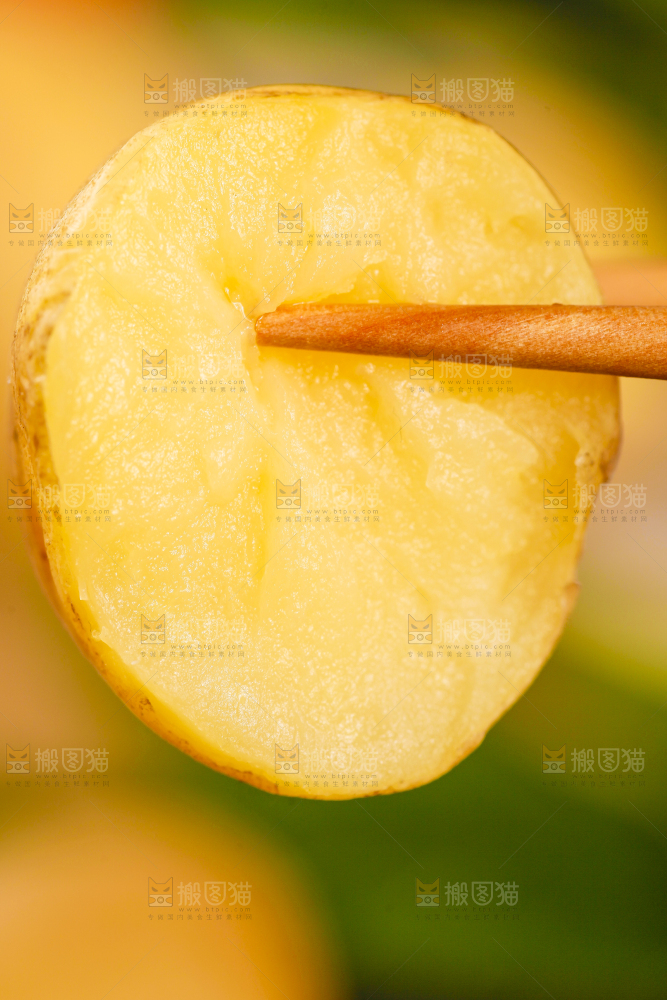 筷子夹着小土豆