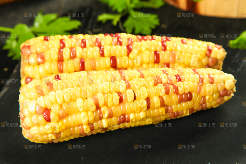 黑石板上放着糯玉米