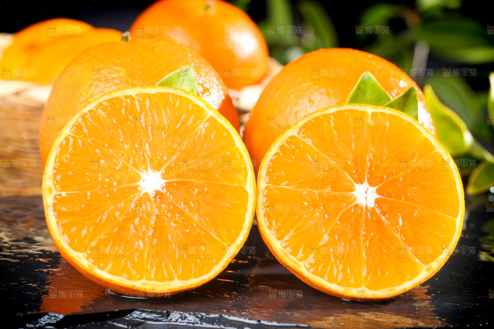 深底上切开的橙子果肉