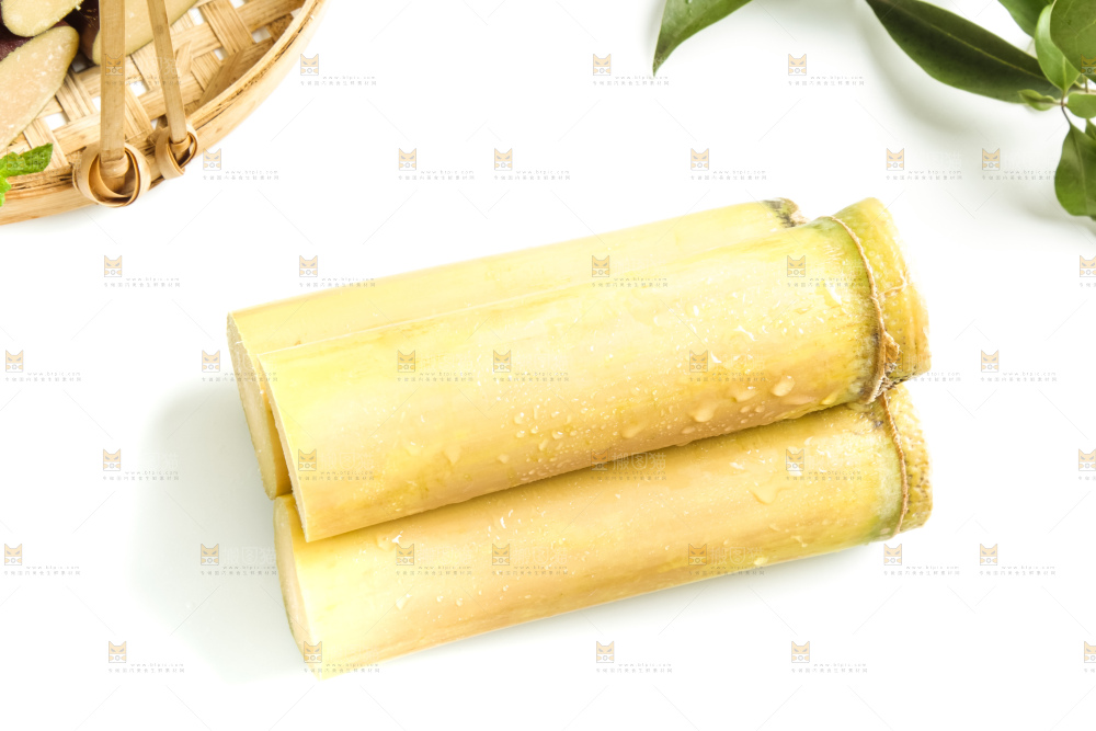 白底上放着黄皮甘蔗