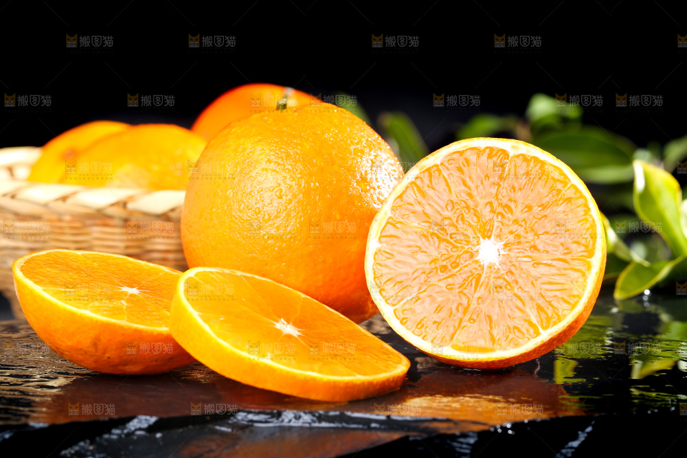 深底上切开的橙子果肉