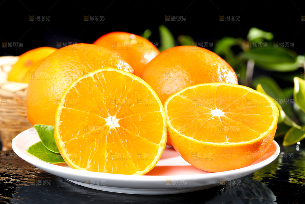 深底上切开的橙子果肉