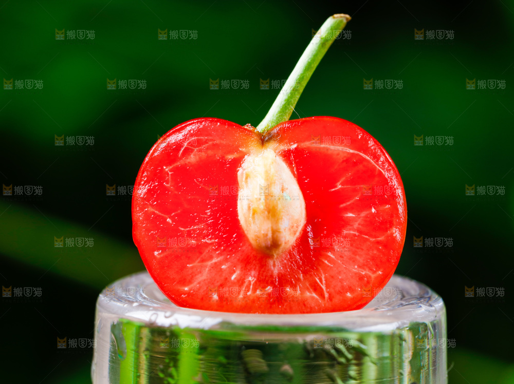 深底上放着烟台樱桃