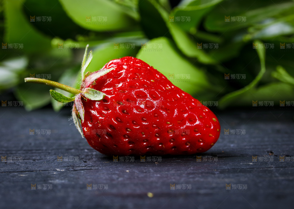 深底上放着99草莓