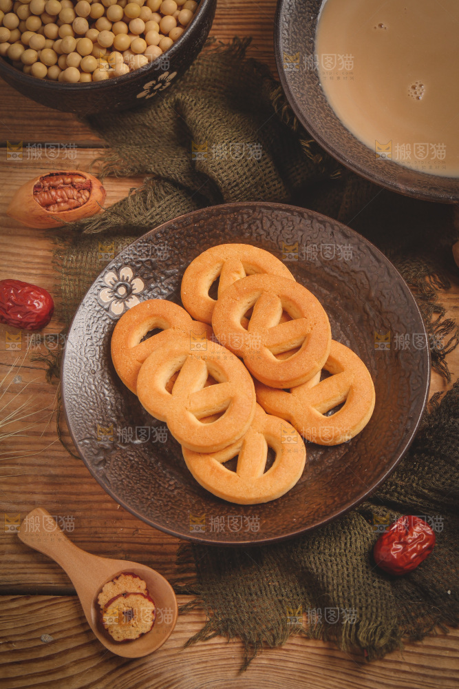 木底上放着一盘曲奇饼干