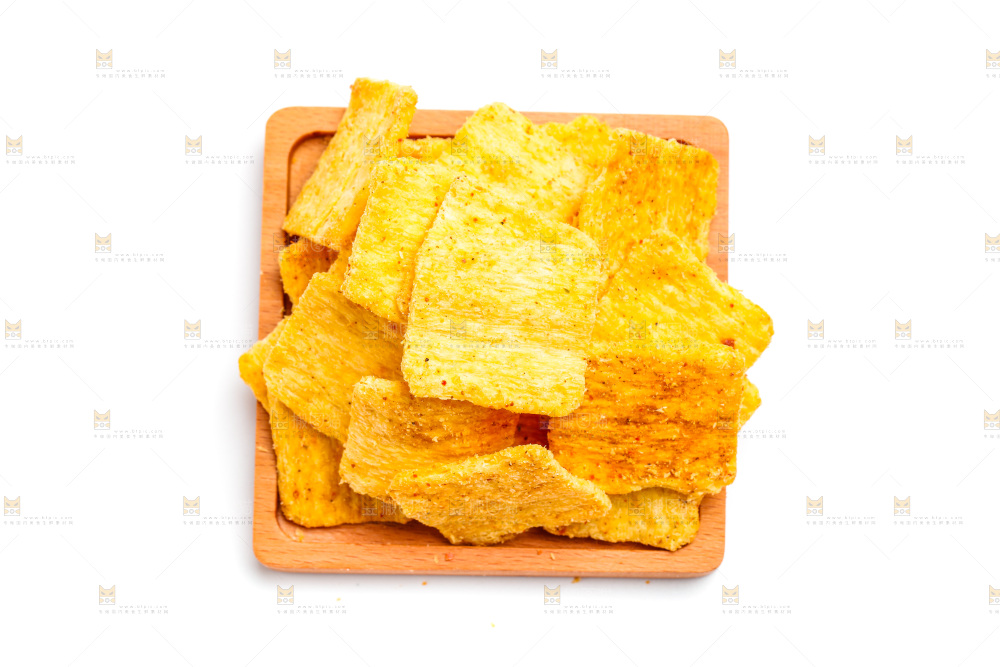白底上放着麻辣锅巴