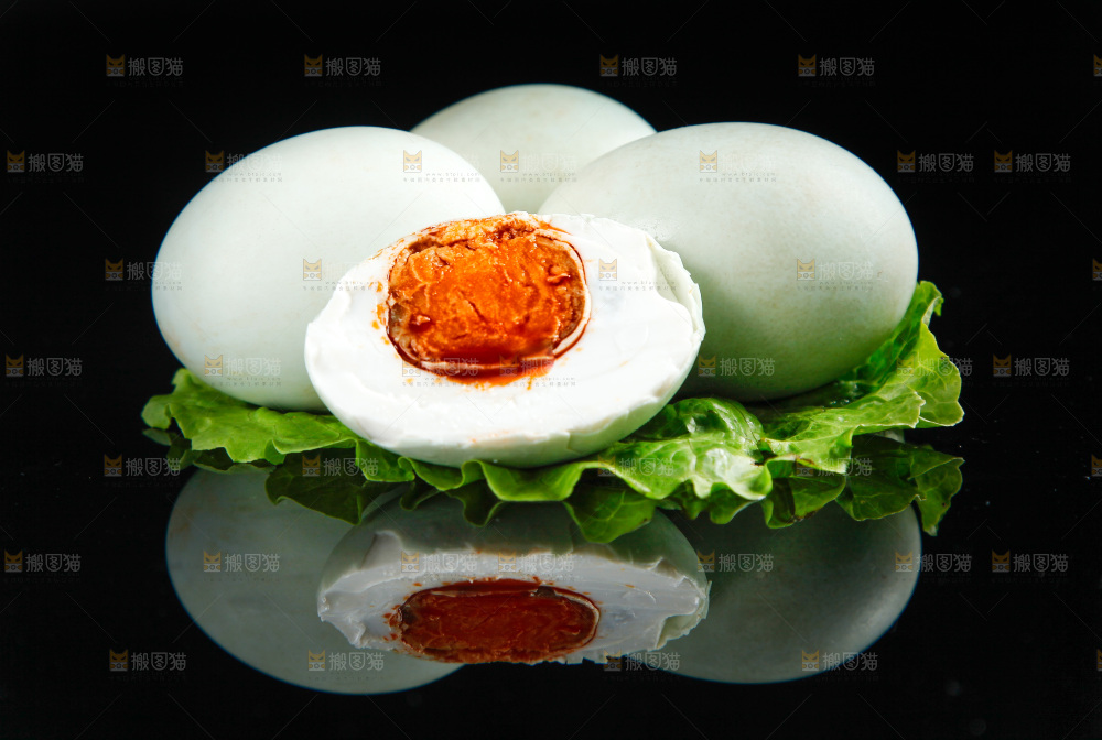 黑底上放着高邮咸鸭蛋