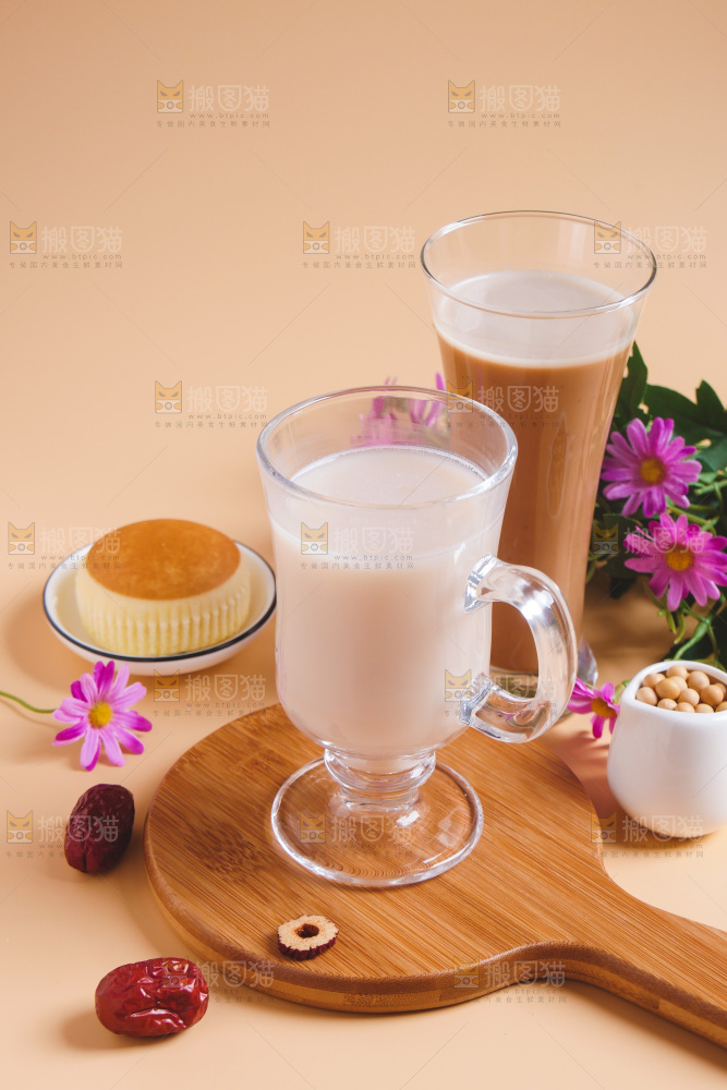 木板上放着一杯奶茶