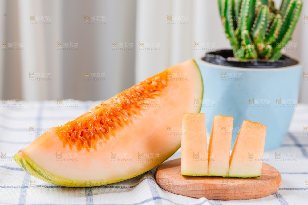格子布上放着新鲜哈密瓜