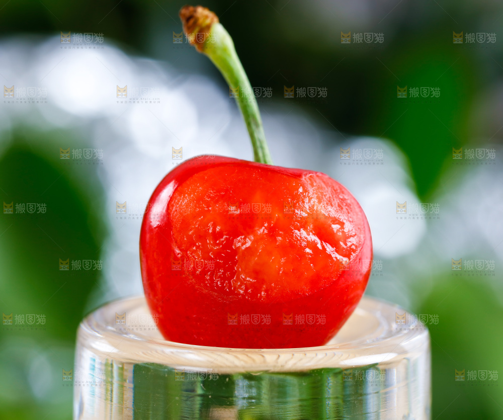 新鲜樱桃放在浅底上