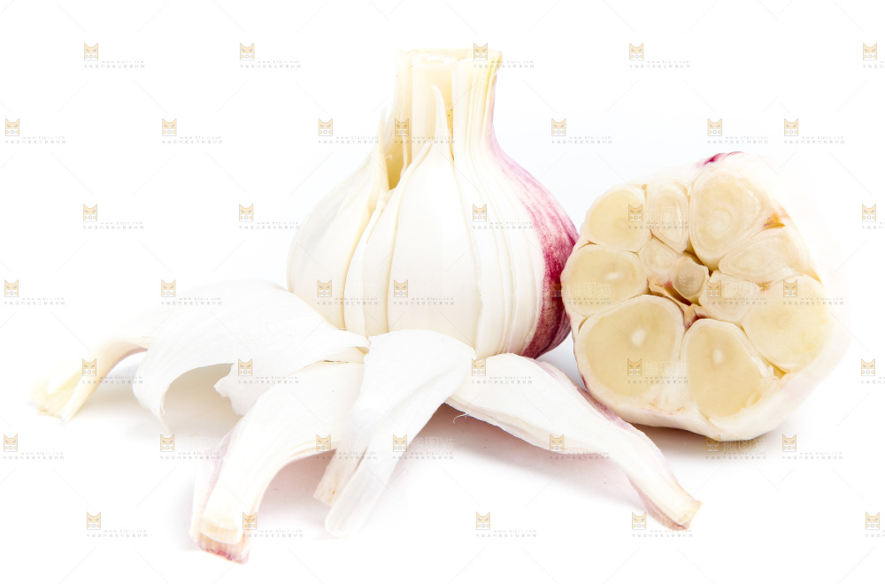 白底上的大蒜