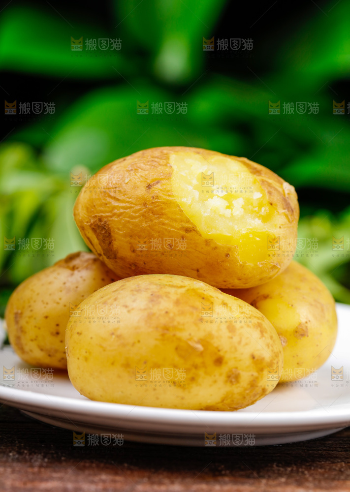 深底上的黄心土豆