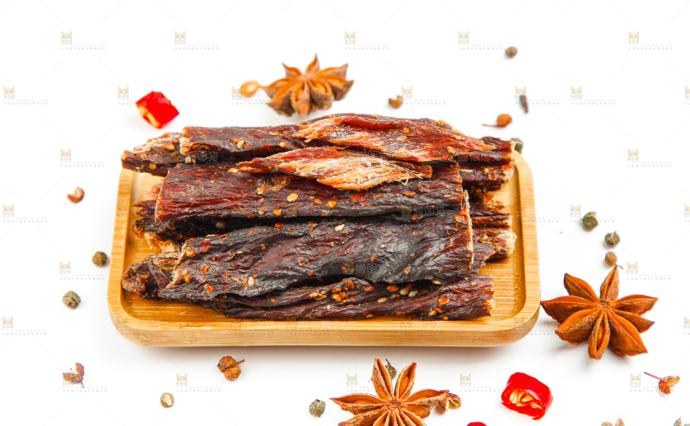 白底上放着一盘内蒙古牛肉干