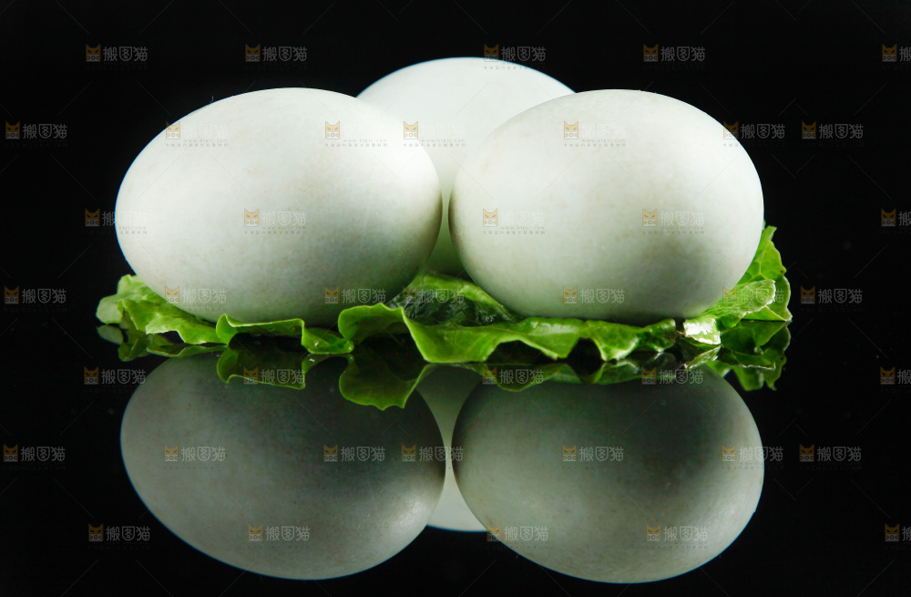 黑底上的咸鸭蛋