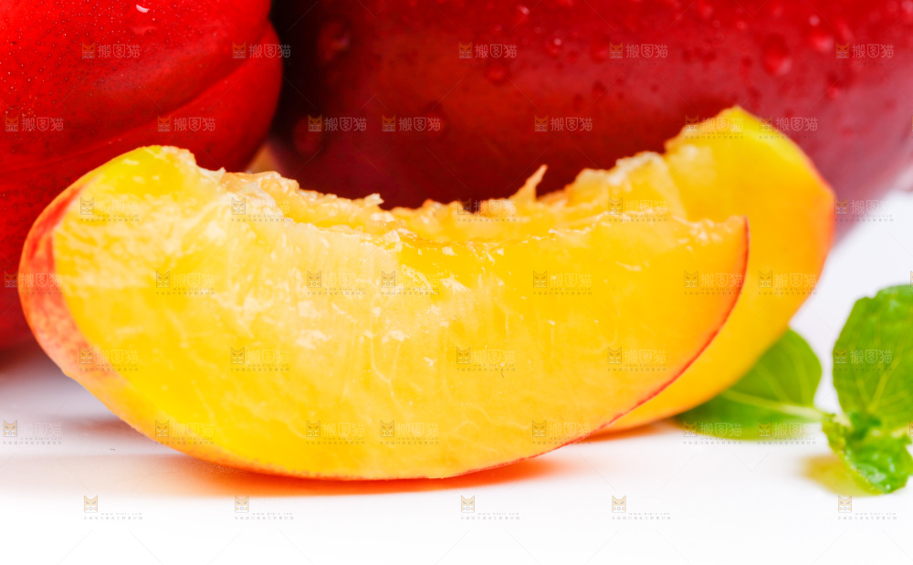白底上的油桃