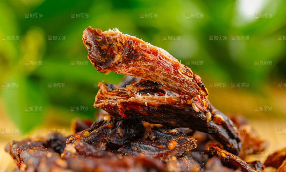 木底上放着内蒙古牛肉干