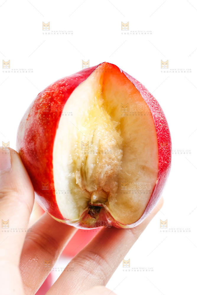 手拿白心油桃