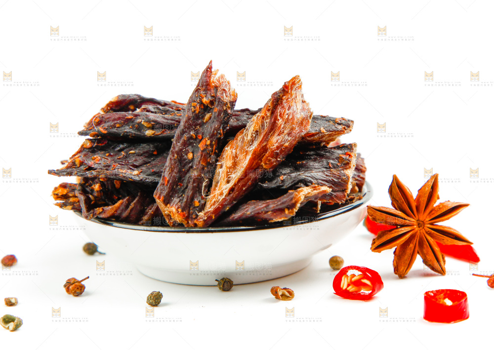 白底上放着一盘内蒙古牛肉干