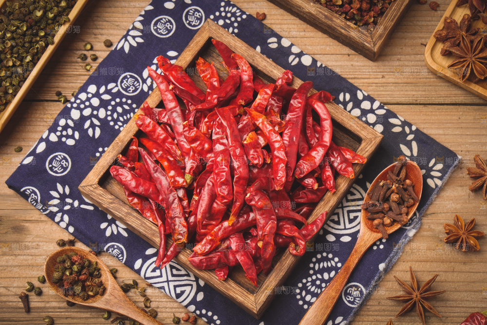 木底上放着一盘干辣椒
