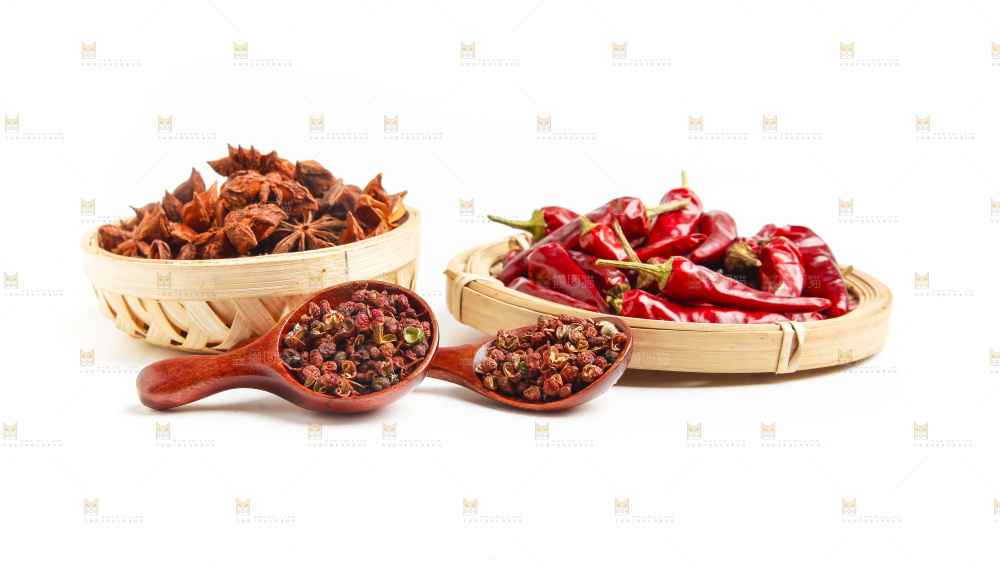 白底上的香料组合