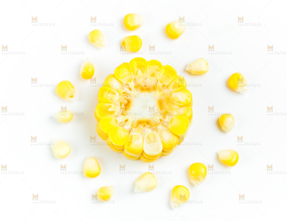 白底上的甜玉米