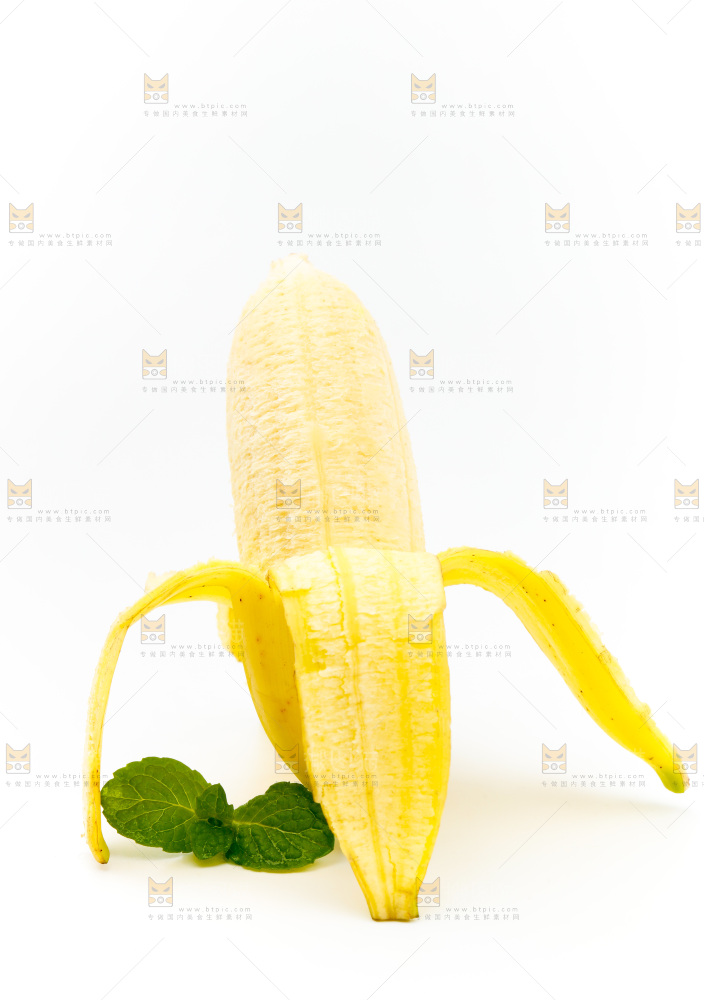 白底上放着剥皮的皇帝蕉
