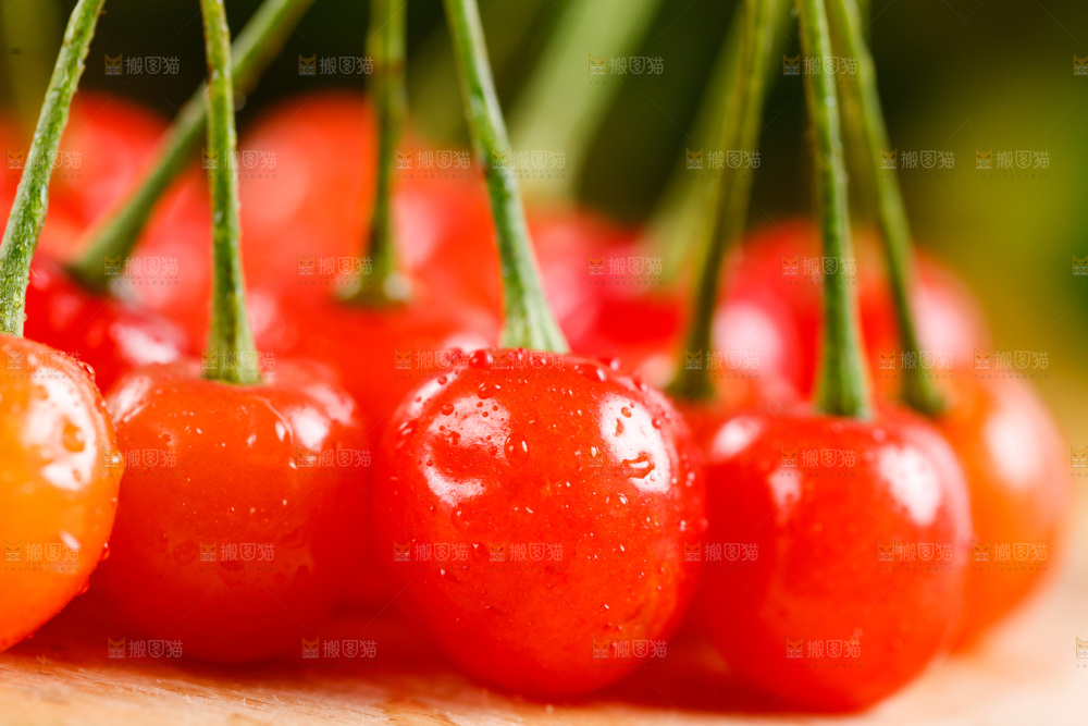 木底上放着烟台水晶黄樱桃