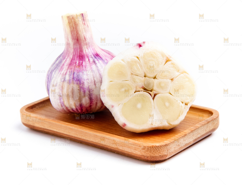 紫皮大蒜放在白底上