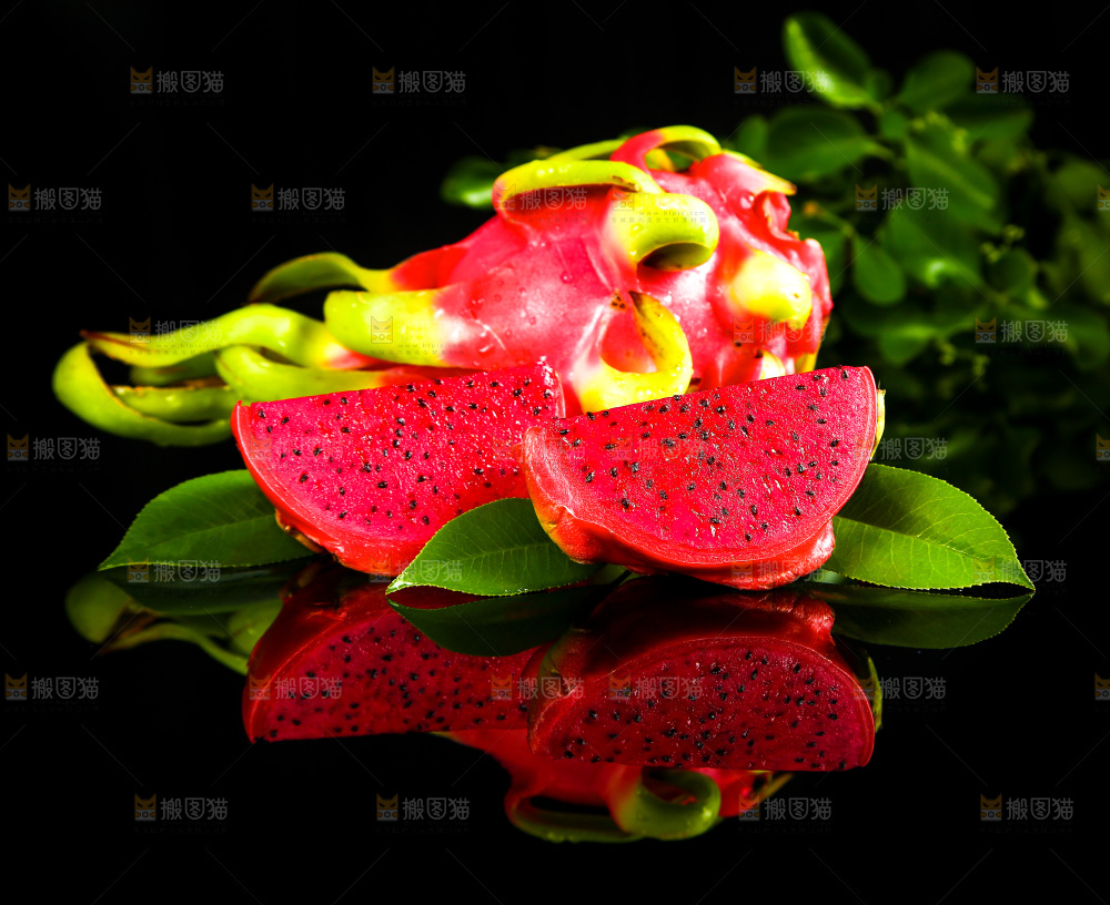 黑底上放着海南红心火龙果