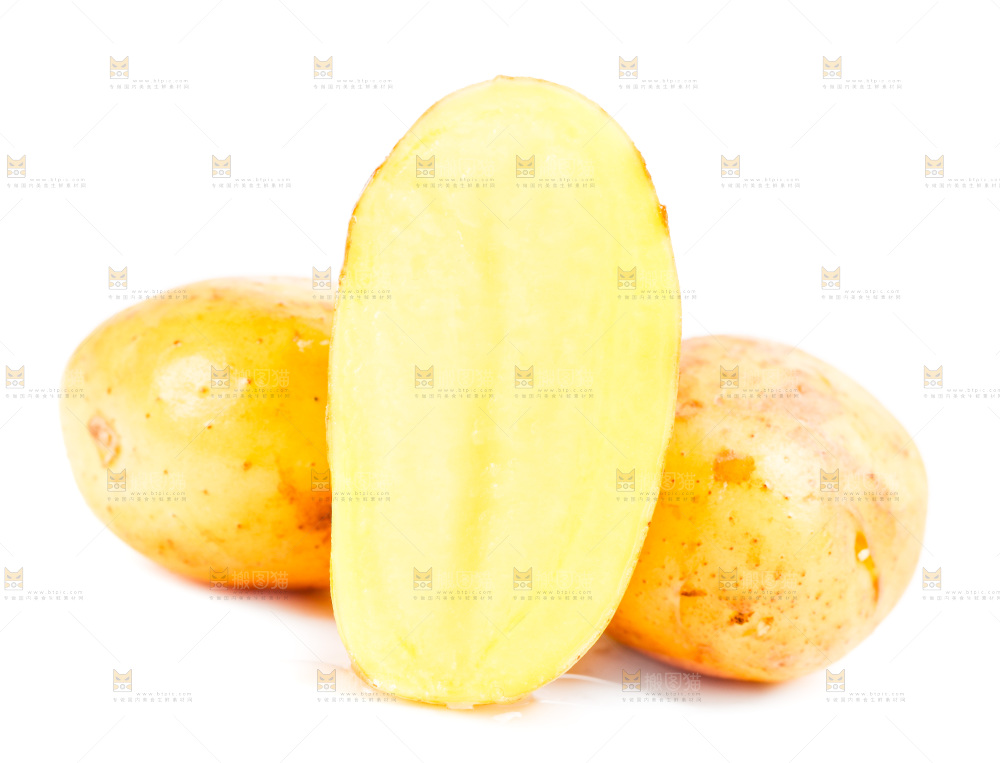 黄心土豆放在白底上