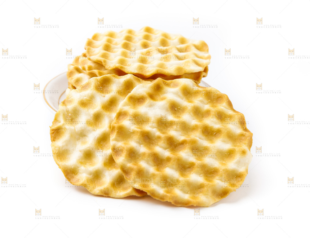 白底上放着一盘饼干