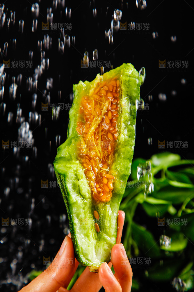 手拿切开的羊角蜜甜瓜